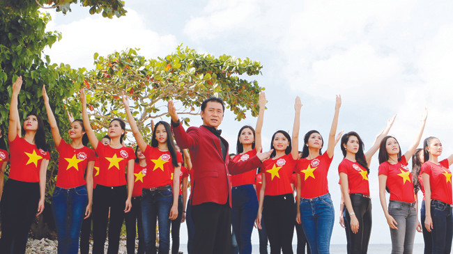 NSƯT Tạ Minh Tâm và các người đẹp dự thi Hoa Hậu Việt Nam 2014 đang quay MV “Tổ quốc gọi tên mình”. Ảnh: Hồng Vĩnh