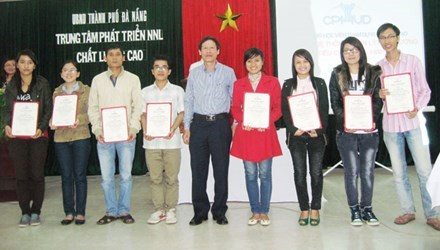 Những học viên trong Đề án 922 trong một lần nhận chứng chỉ. Ảnh minh họa: Nam Cường