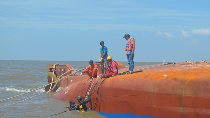 "Người nhái" tìm kiếm người gặp nạn. Ảnh: Ngô Bình