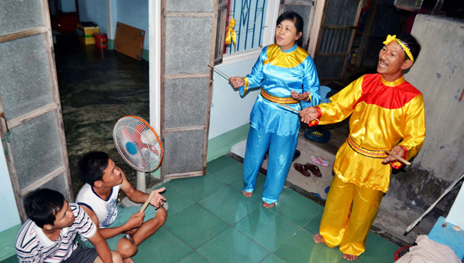 Những giờ rảnh rỗi, gia đình ông Phước, bà Hoa lại quây quần bên nhau hô hát bài chòi. Ảnh: Hoài Văn