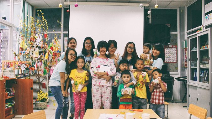 Nhung (hàng sau, thứ 2 từ trái qua) cùng các em nhỏ tại Bệnh viện Nhi Trung ương.