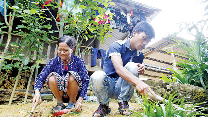 Bà Pơloong Thị Ích (thôn Vòong) phải nuôi cháu trai vì ba mẹ cháu đều tự tử vì tục ép hôn. Ảnh: Thanh Trần
