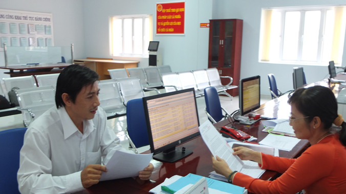 Thay vì ôm cả cục tiền ra ngân hàng, người dân có thể nộp thuế điện tử bất cứ nơi đâu. Ảnh: Đức Huy