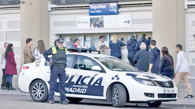 Cảnh sát túc trực trước một quầy vé tại sân Bernebeu trước trận Siêu kinh điển. Ảnh: AP