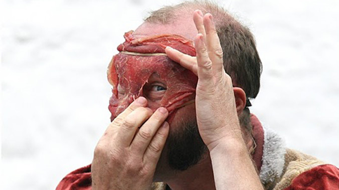 Stéphane Georis biểu diễn với đạo cụ là... thịt bò sống.