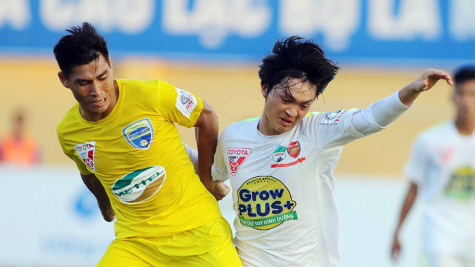 Tuấn Anh (phải) đóng vai trò quan trọng trong màu áo HA.GL nhưng chưa thể hiện được mình ở cấp độ các ĐT. Ảnh: VSI