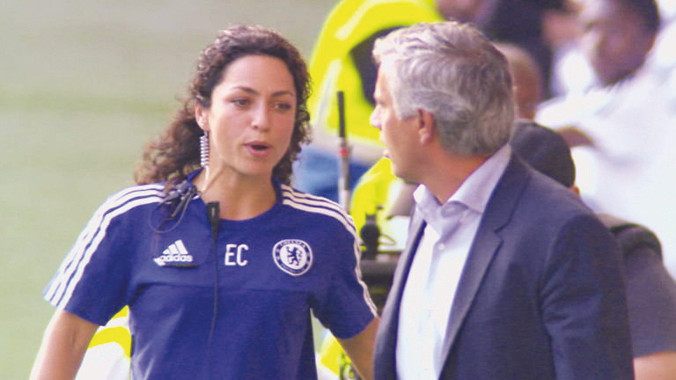 HLV Mourinho (phải) tiếp tục gặp rắc rối với việc mắng mỏ bác sỹ Carneiro (trái) ở trận đấu gặp Swansea hồi tháng 8. Ảnh: GETTY IMAGES