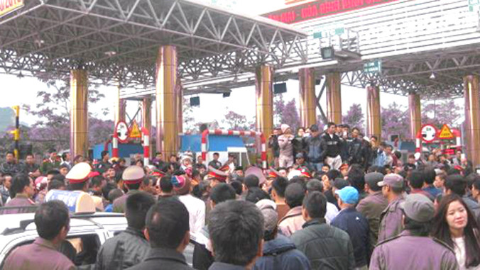 Trạm thu phí BOT QL6 bị dân quây nhiều ngày qua.