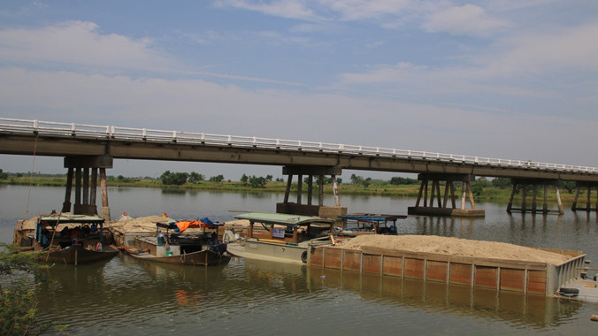 Các ghe cát bị công an bắt giữ