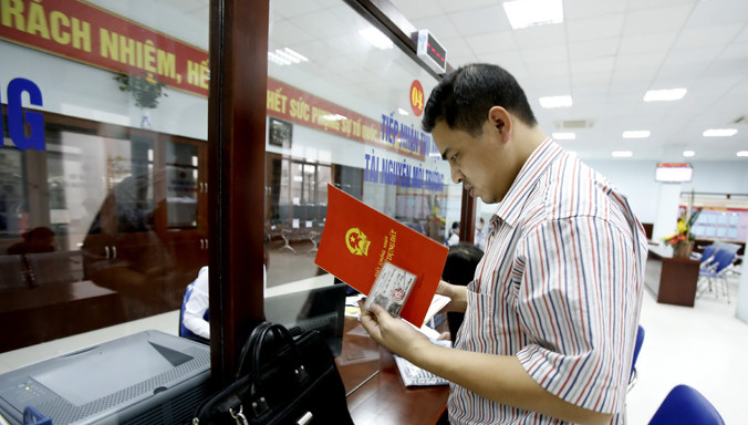 Người dân, doanh nghiệp sẽ tiết kiệm được thời gian và công sức khi giao dịch điện tử trong lĩnh vực đất đai được thực hiện. Ảnh minh họa: Như Ý