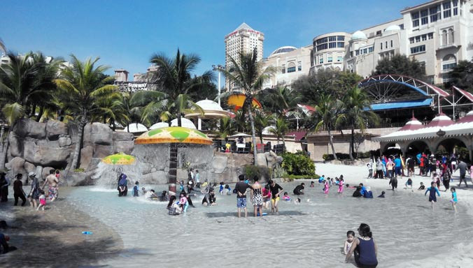 Công viên giải trí xây dựng trên nền mỏ thiếc cũ. Ảnh: Nguyễn Mạnh Hà