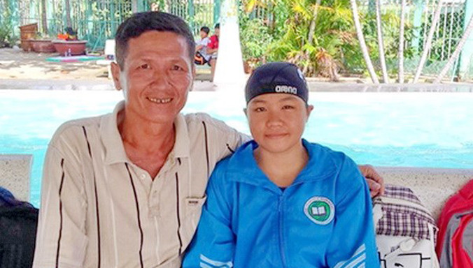 Hai cha con Phương Trâm trước buổi tập bơi.