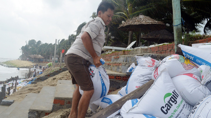 Biển lở sát nách nhà hàng.