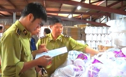 Lực lượng chức năng kiểm tra tại xưởng gia công sản phẩm. Ảnh: Hà Nội mới.