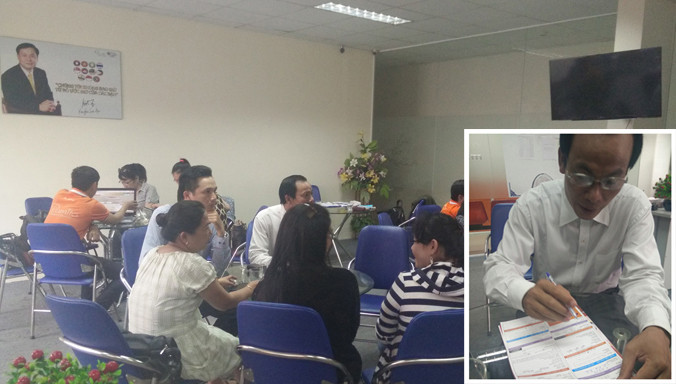 Một góc văn phòng Cty Moringo Việt Nam. Trong ảnh: Mời nông dân tới tham gia hệ thống bán phân đa cấp (ảnh lớn). Người tên Minh làm hợp đồng bán phân vi sinh đa cấp cho phóng viên (ảnh nhỏ).