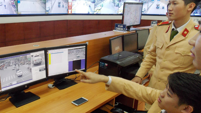 Hàng chục trường hợp ôtô con vi phạm được hệ thống camera phát hiện, lưu lại hình ảnh để xử phạt nguội trong ngày 1/12. Ảnh: Trọng Đảng