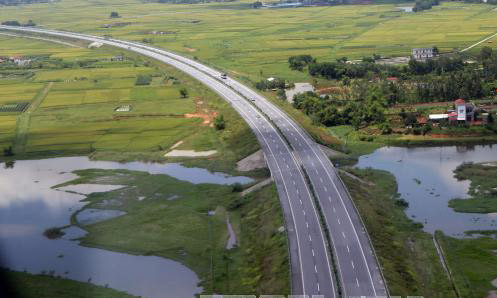 Một đoạn cao tốc Nội Bài - Lào Cai nhìn từ trên cao. Ảnh: Huy Hùng - TTXVN