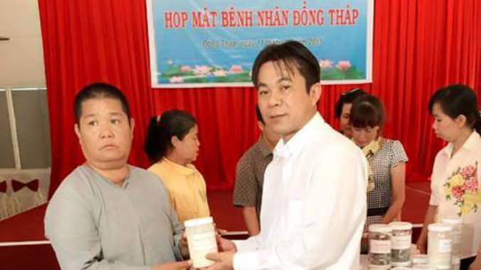 Ông Lâm (bên phải) với hũ “thuốc” được tung hô điều trị được bệnh ung thư (Ảnh trích từ trang thông tin điện tử của ông Lâm).