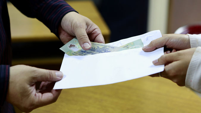 Theo báo cáo về công tác phòng chống tham nhũng, tình trạng hối lộ, đòi lót tay vẫn phức tạp. Ảnh: Hồng Vĩnh