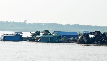 Tàu khai thác cát trái phép trên sông Hồng, đoạn thuộc địa bàn huyện Ba Vì ngày 25/9. Ảnh: Tuấn Nguyễn