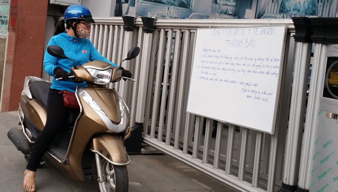 Sáng 16/12, trước khi đoàn Thanh tra Sở Y tế TPHCM đến, Cty CP Vật tư tiêu hao y tế Sài Gòn vẫn thông báo: khách hàng đã đăng ký đặt cọc sẽ được tiêm tại các cơ sở y tế có chức năng từ ngày 5 đến 10/1/2016. Ảnh: Quốc Ngọc