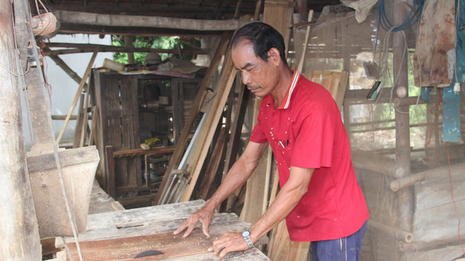 Nhờ có điện, ông Thạch Hiếu phát triển nghề mộc, nâng cao thu nhập cho gia đình. Ảnh: Đại Dương