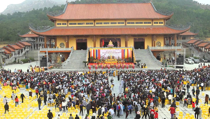 Chùa Ba Vàng, Quảng Ninh, một trong những công trình xây mới hoành tráng, thiếu bóng dáng chùa Việt. Ảnh: Nhật Anh