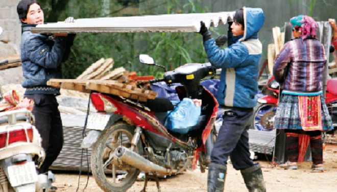 Tấm lợp fibrô ximăng được sử dụng phổ biến ở vùng cao Việt Nam. Ảnh: Như Ý