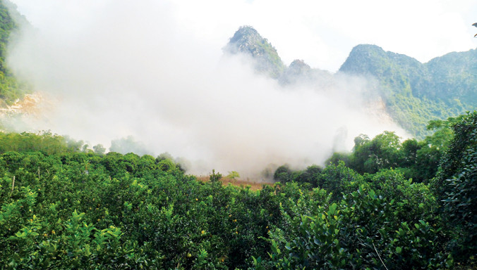 Khói bụi do nổ mìn phủ trắng một góc trang trại nhà ông Chiểu trưa 2/12 (ảnh người dân cung cấp)