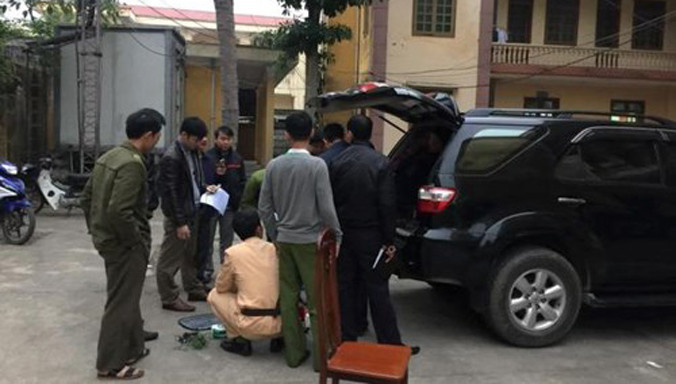 Công an huyện Nghi Xuân kiểm tra chiếc xe do ông Nguyễn Viết Hoàng điều khiển. Ảnh: Minh Thùy