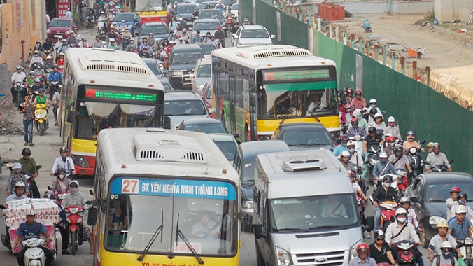 Xe buýt lưu thông khó khăn trên đường Hà Nội