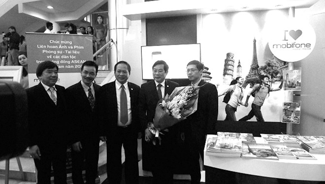 Bộ trưởng Nguyễn Bắc Son tới thăm gian hàng và tặng hoa cho đại diện MobiFone.