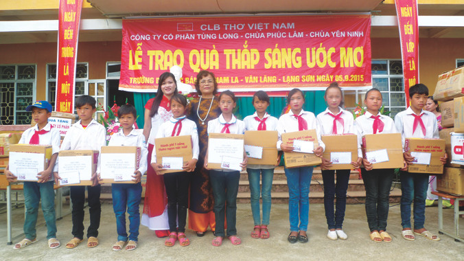 Học sinh nghèo nhận quà của các nhà hảo tâm. Ảnh: Duy Chiến