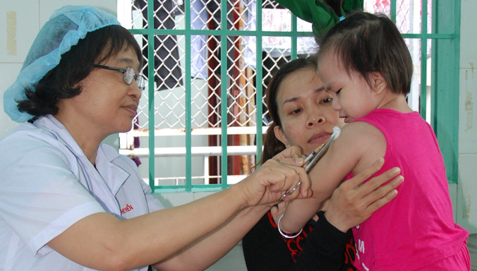 Đưa trẻ đi tiêm vắc-xin dịch vụ 5 trong 1 tại phòng khám tư nhân. Ảnh: Lê Nguyễn