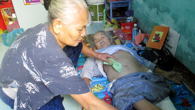 Bà Quế tận tình chăm sóc bà Anh. Ảnh: Giang Thanh