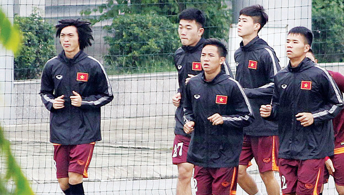 Tuấn Anh (trái) và các đồng đội bị chấn thương nhẹ tập riêng trong buổi tập sáng 9/12. Ảnh: VSI