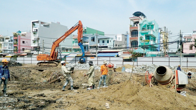 Nhà thầu đang nạo vét, khôi phục lại kênh Hàng Bàng, đoạn từ đường Lò Gốm đến đường Bình Tiên. Ảnh: LT