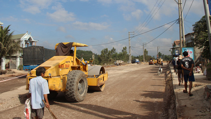 Thi công quốc lộ 19 đoạn qua khu vực Phú Sơn, phường Bình Định, thị xã An Nhơn bị người dân bức xúc vì gây nứt nhà, phiền phức cho dân).