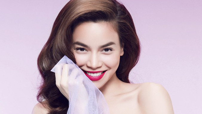 Hồ Ngọc Hà: Cả nhà dắt nhau… lên báo