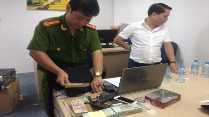 Công an khám xét, thu giữ nhiều tài liệu có liên quan tại trụ sở công ty này. Ảnh: CA cung cấp