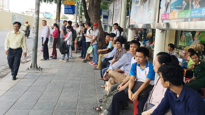 Xe buýt bị điều chuyển, cắt giảm là nguyên nhân hành khách phải đợi chờ “dài cổ” trên đường Cầu Giấy - Xuân Thủy 3 ngày qua.