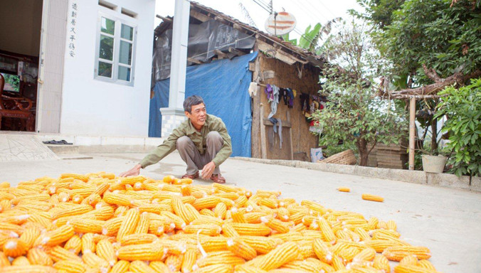 Với số xi măng Viettel trao tặng, gia đình ông Lương Thế Đình (Hòa Thuận, Cao Bằng) đã láng sân và cải tạo nơi ở rất sạch sẽ.