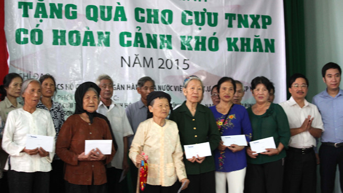Giám đốc Ngân hàng TMCP Quân đội - Chi nhánh Bắc Ninh Nguyễn Thái Anh và Phó Tổng Biên tập báo Tiền Phong Vũ Tiến cùng các cựu TNXP.