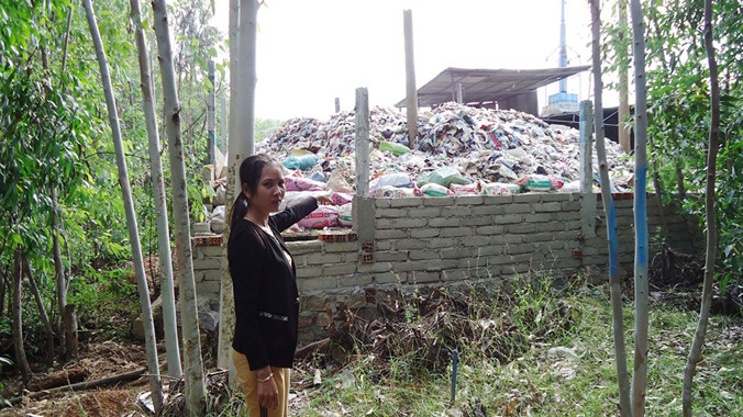 Rác tồn đọng nhiều gây mùi hôi, ô nhiễm. Ảnh: H. Văn