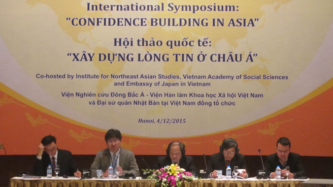 Các học giả tham gia hội thảo “Xây dựng lòng tin ở châu Á” do Viện Nghiên cứu Đông Bắc Á - Viện Hàn lâm Khoa học Xã hội Việt Nam và Đại sứ quán Nhật Bản tại Việt Nam đồng tổ chức. Ảnh: Trúc Quỳnh