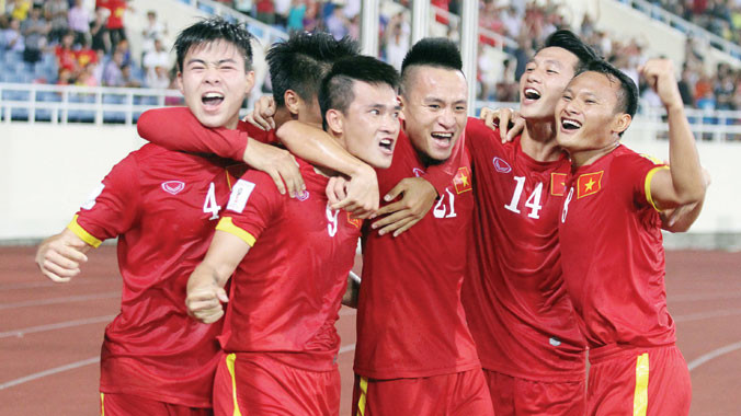 Duy Mạnh (đầu tiên bên trái) có màn trình diễn ấn tượng ở trận gặp ĐT Iraq dù mới 19 tuổi. Ảnh: VSI