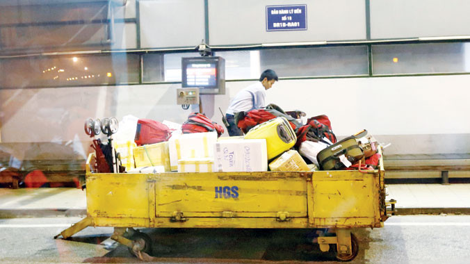 Gắn camera trên người bốc xếp để chống trộm hành lý sân bay