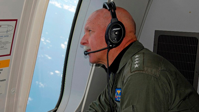 Tư lệnh hạm đội Thái Bình Dương, đô đốc Scott Swift, trên máy bay P-8 Poseidon thực hiện chuyến bay thị sát biển Đông mới đây. Ảnh: Getty Images