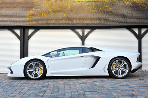 Đi xe đẹp, biển đẹp còn thể hiện “đẳng cấp” của người sở hữu. Ảnh: minh họa