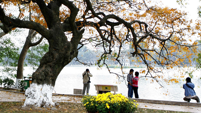 Bờ Hồ yên bình và ám ảnh. Ảnh: Hồng Vĩnh